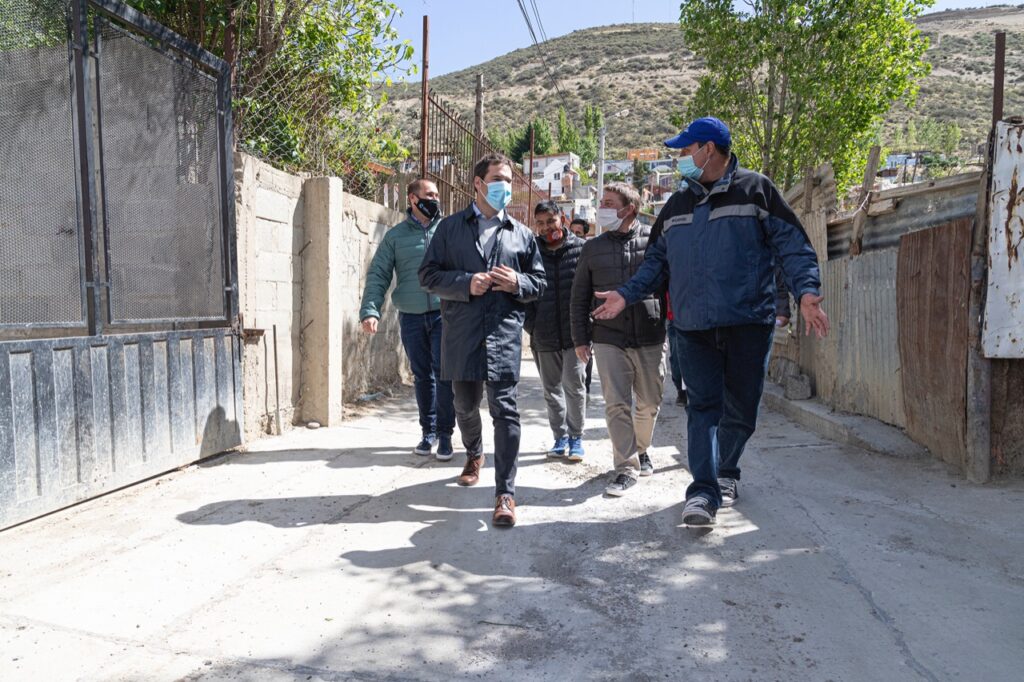 Juan Pablo Luque recorrió las obras de pavimento en el barrio Newbery
