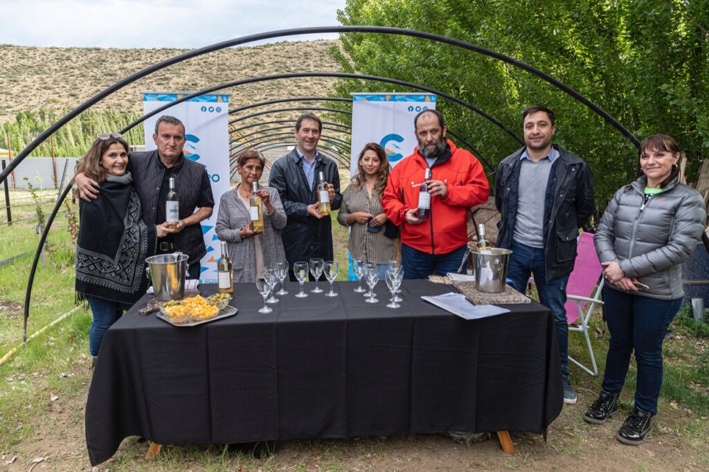 Luque en el recorrido a un viñedo de Comodoro Rivadavia