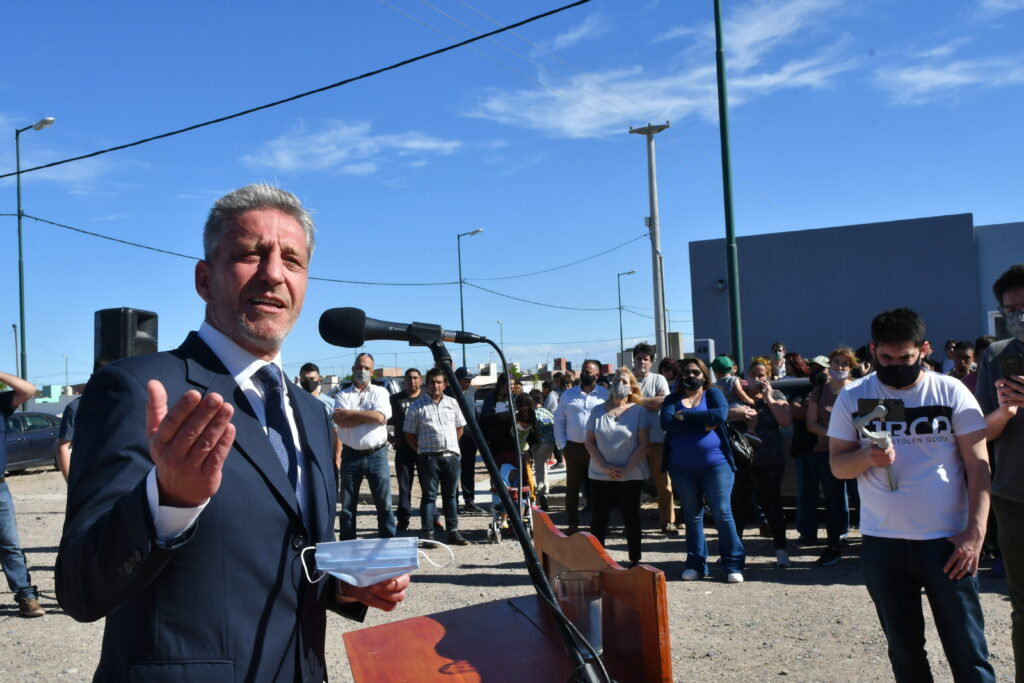 Arcioni entregó 64 nuevas viviendas en Rawson