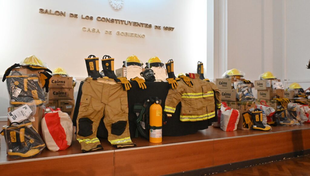 PAE entregó equipamiento a cuarteles de Bomberos Voluntarios en la cordillera y el valle