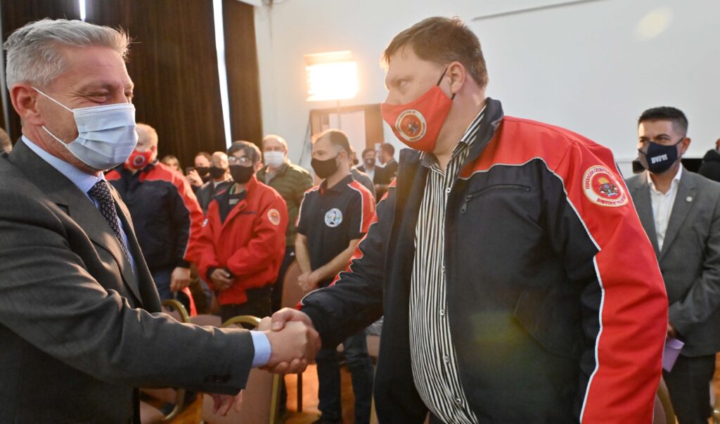 Arcioni encabezó la entrega de equipamiento