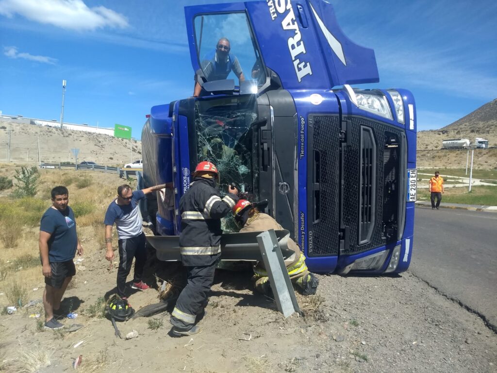 El conductor del camión que volcó en Km4 se encuentra en Terapia Intensiva