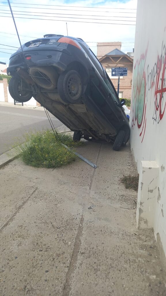 Comodoro: Joven se quedó sin frenos y terminó en el tensor de una palma de luz