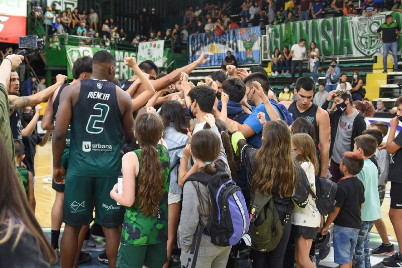 Gimnasia derrotó a Obras en una noche para el recuerdo