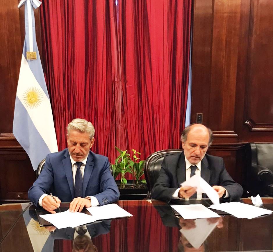 Arcioni firmó un convenio con el presidente del Banco Nación