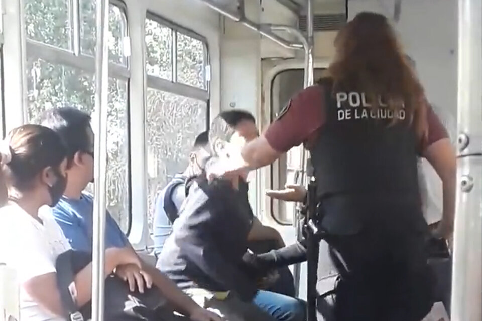 Niño con autismo policia de la ciudad
