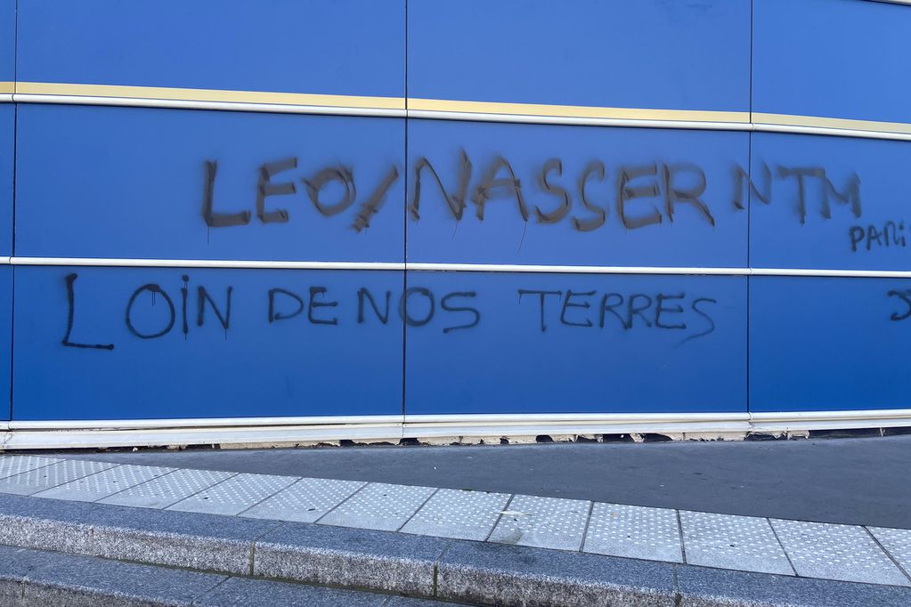 Paris amaneció con pintadas en contra de los dirigentes