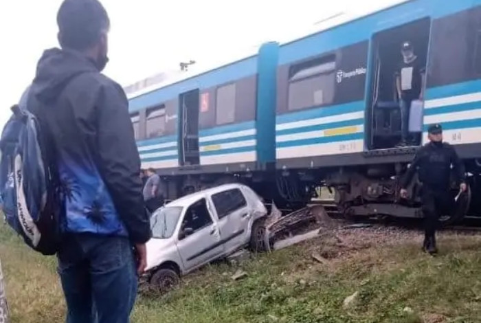 tren arrolló un auto en Merlo
