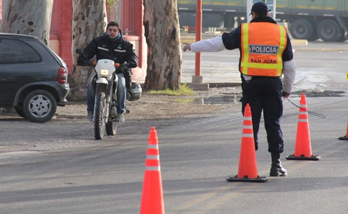 Circulaba con un carnet falso y debera de aprender a leer y escribir