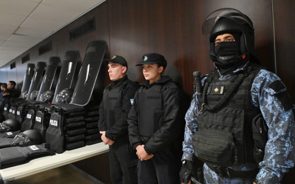 Arcioni entrega equipamiento a Policía del Chubut