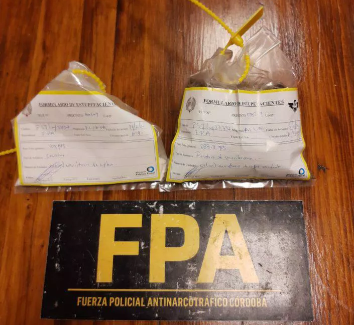 droga en la cárcel en la ropa de su bebé