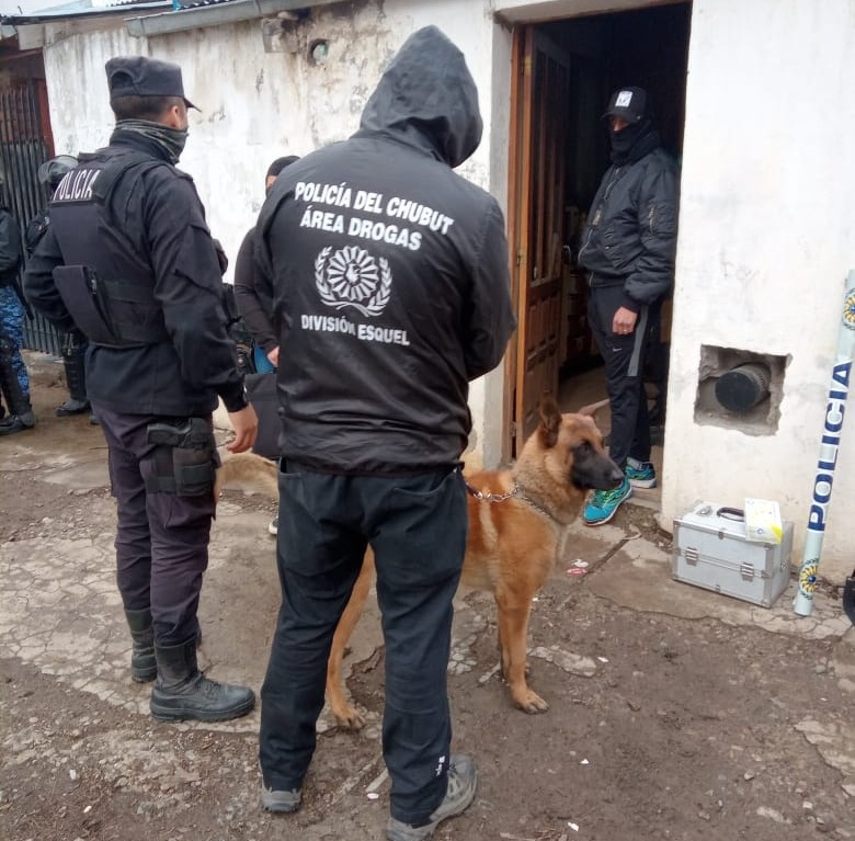Esquel La Policía del Chubut detuvo a una persona y secuestró 30 dosis de cocaína en el operativo ‘Mole II recargado’ (3)