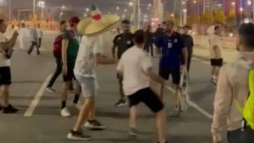 Hinchas de Argentina y Mexico se enfrentan en Qatar